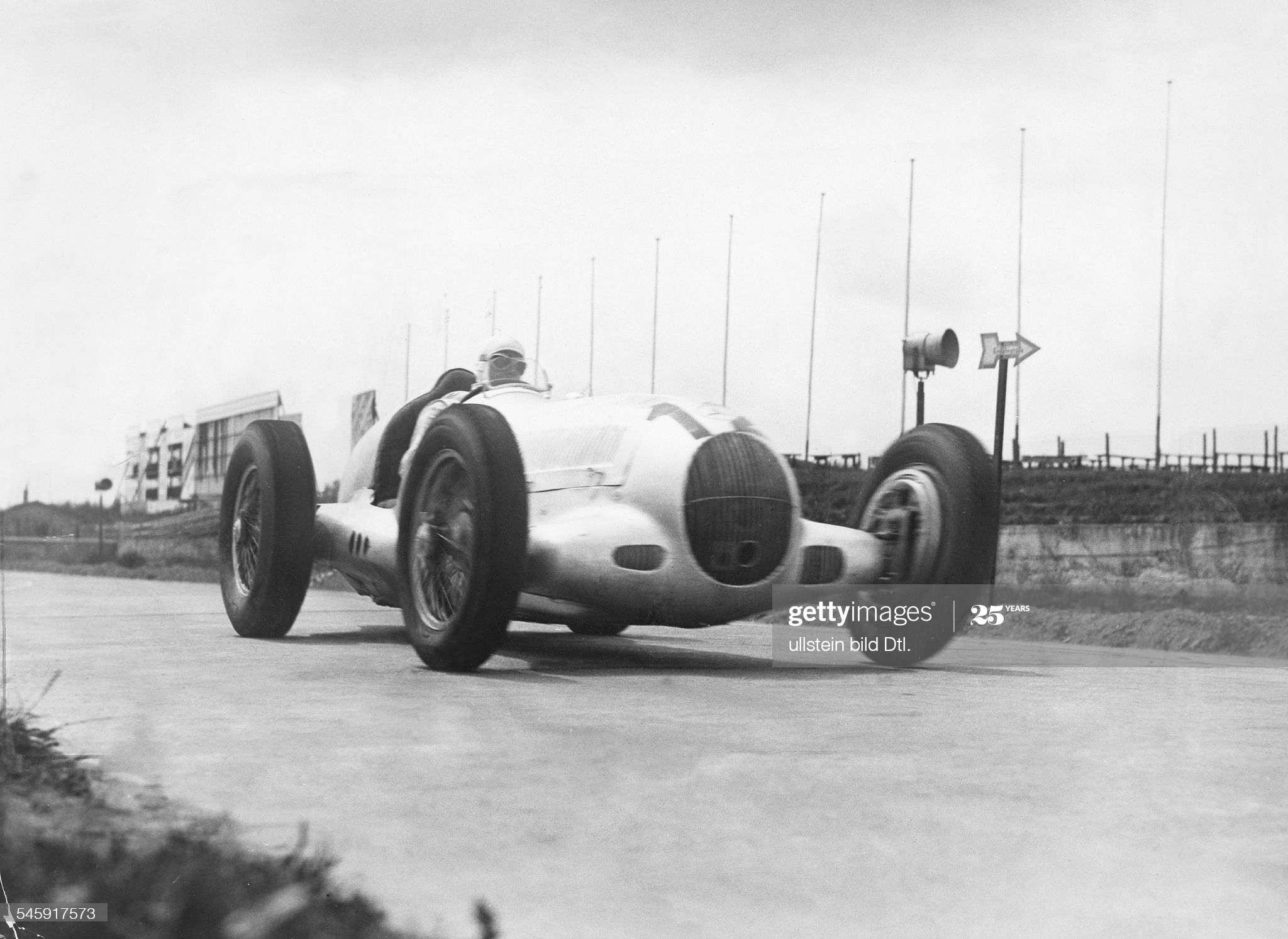 CARACCIOLA GERMAN 1936.jpg